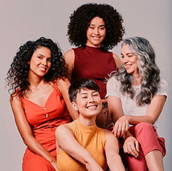 Quatro mulheres com diferentes cabelos sentadas